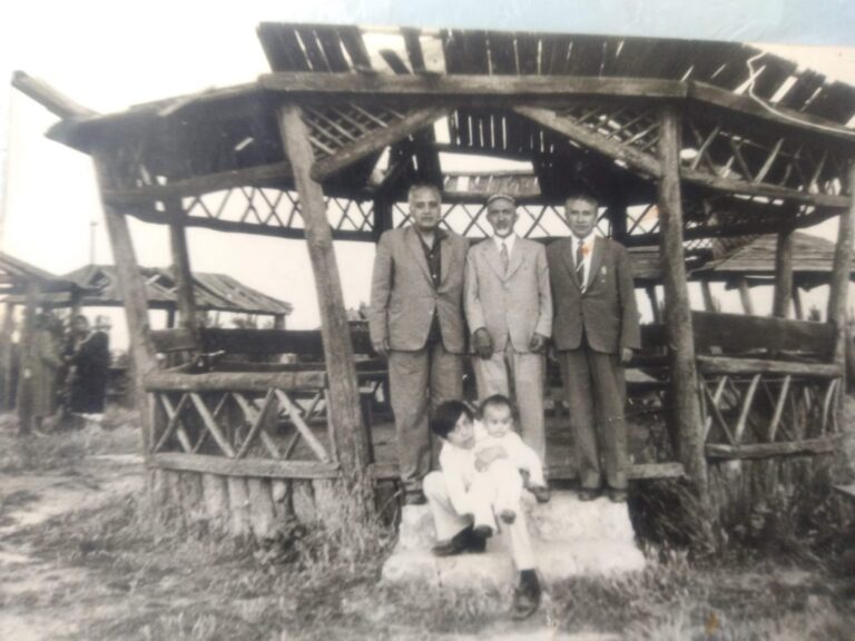 كوممۇنتسلار كىلىۋاتىدۇ