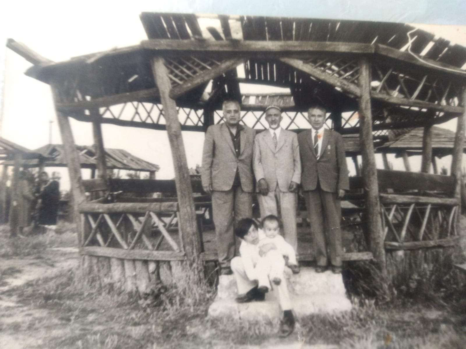 كوممۇنتسلار كىلىۋاتىدۇ