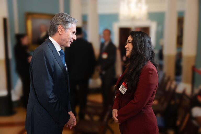 جەۋھەر ئىلھام ۋە ئانتونى بىلىنكىن